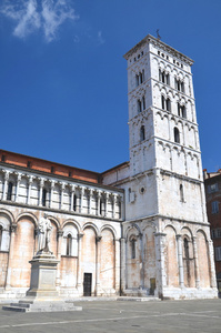 雄伟的教堂的圣米歇尔在托斯卡纳，意大利小镇卢福罗卢卡