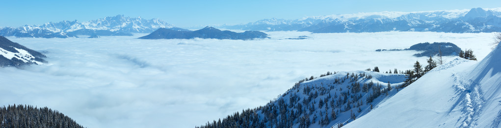 多云的冬季山全景