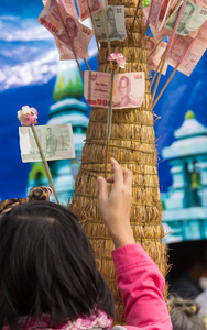 人们把泰国的钞做功德图片