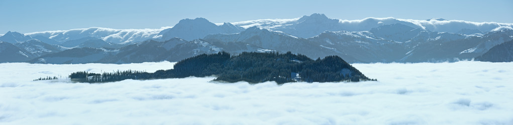 多云的冬季山全景