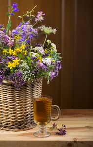购物篮和草药茶药材的花束