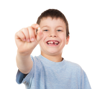 男孩显示一个丢失的牙齿