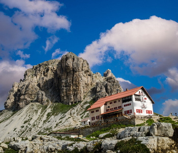 山的迷人风景。巨型高峰和日落时的住所