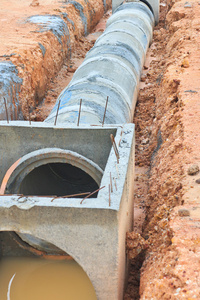 建筑施工现场的混凝土排水箱