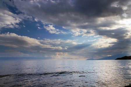 海与蓝蓝的天空背景