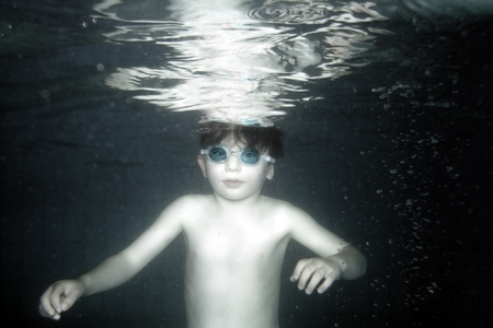 水下游泳的小男孩