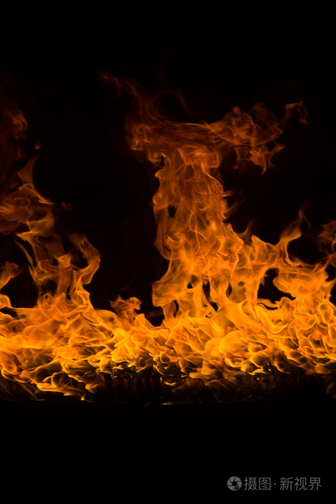 黑色背景上的熊熊火焰