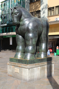 哥伦比亚麦德林船夫广场fernando botero statues