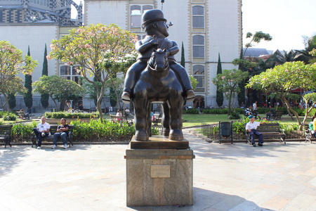 哥伦比亚麦德林船夫广场fernando botero statues