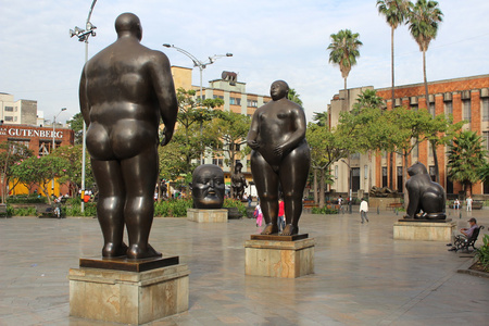 哥伦比亚麦德林船夫广场fernando botero statues