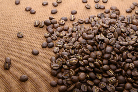 咖啡豆 grung 木板背景上的一大堆