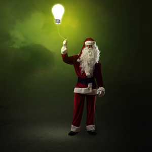 圣诞老人持有一盏闪亮的灯