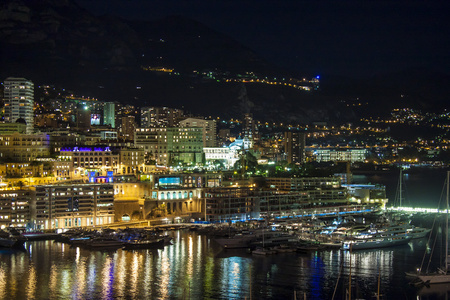 摩纳哥。房子和海湾夜景