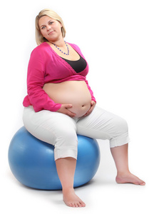超重的女人坐在一个蓝色的球