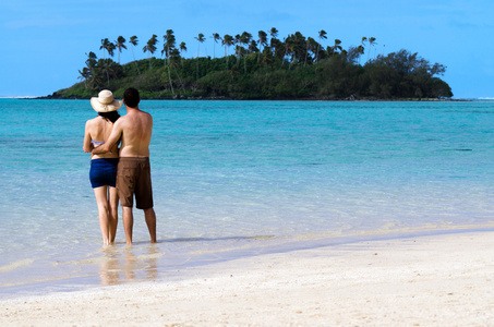 假期快乐的年轻夫妇，在太平洋岛屿