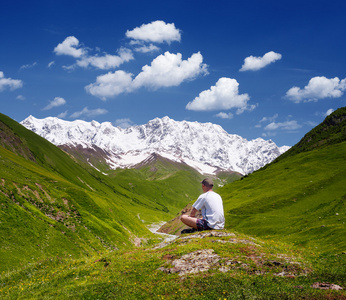 在高加索山旅游