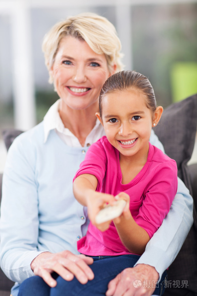 小女孩和她奶奶一起看电视