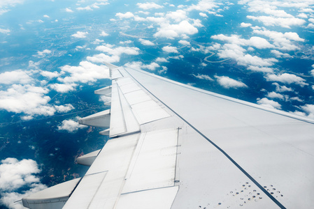 翼飞机在高空飞行期间