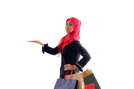 美丽的穆斯林女人感觉快乐举行购物袋