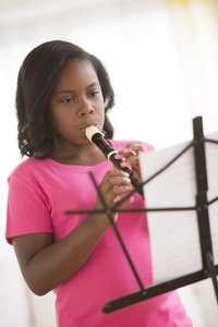 在家里长笛演奏的乐谱的女孩