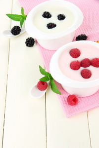 美味酸奶与表特写的莓果