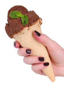手控股与孤立在白色的华夫饼锥体薄荷巧克力冰淇淋