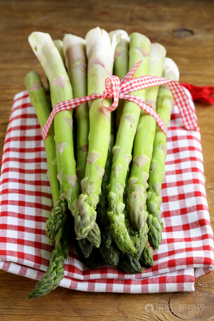 新鲜的绿色有机芦笋-春季蔬菜