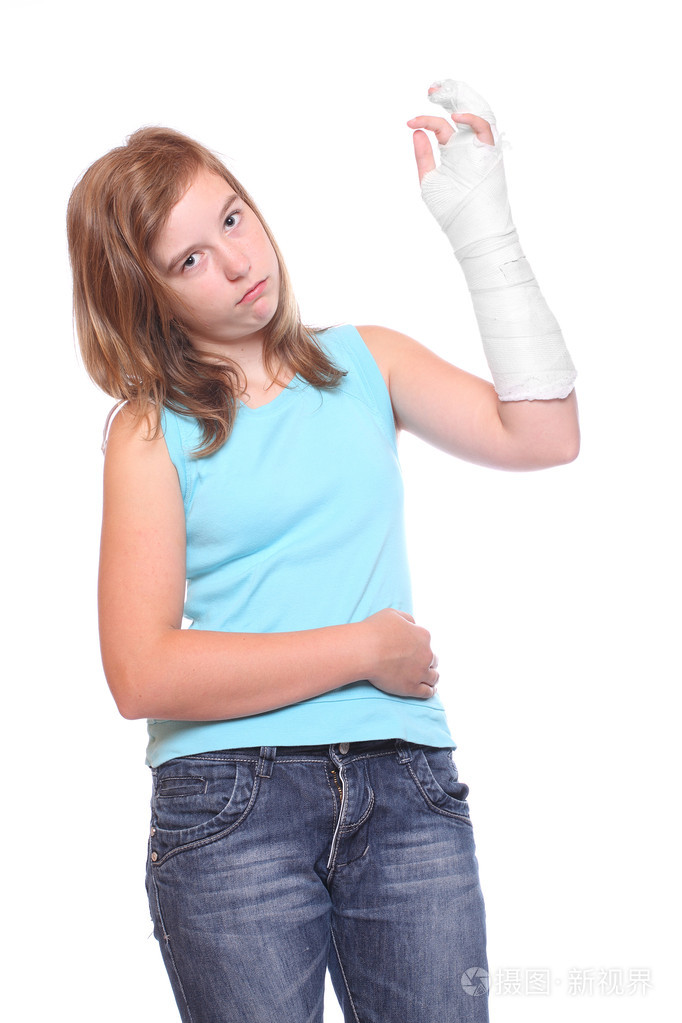 年轻的女孩,断了的胳膊.保险的隐喻