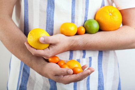男子双手控股柑橘类水果