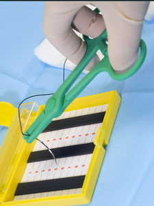 缝合针持针器上休息照片