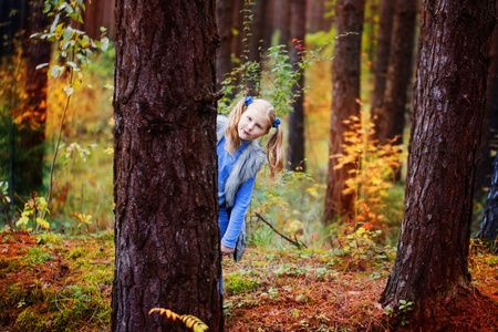 在秋天的森林中的女孩