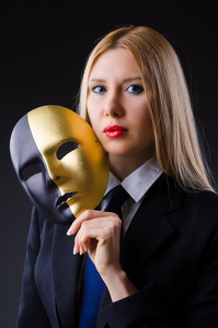 戴着面具的虚伪概念中的女人照片