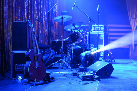 吉他和其他音乐设备在演出前的舞台上