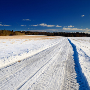 在农村地区的道路的经典冬季现场