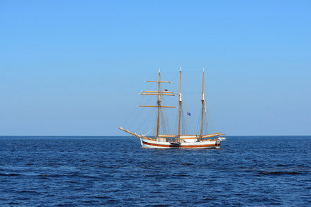 老历史高船 游艇 与白帆在蔚蓝的大海