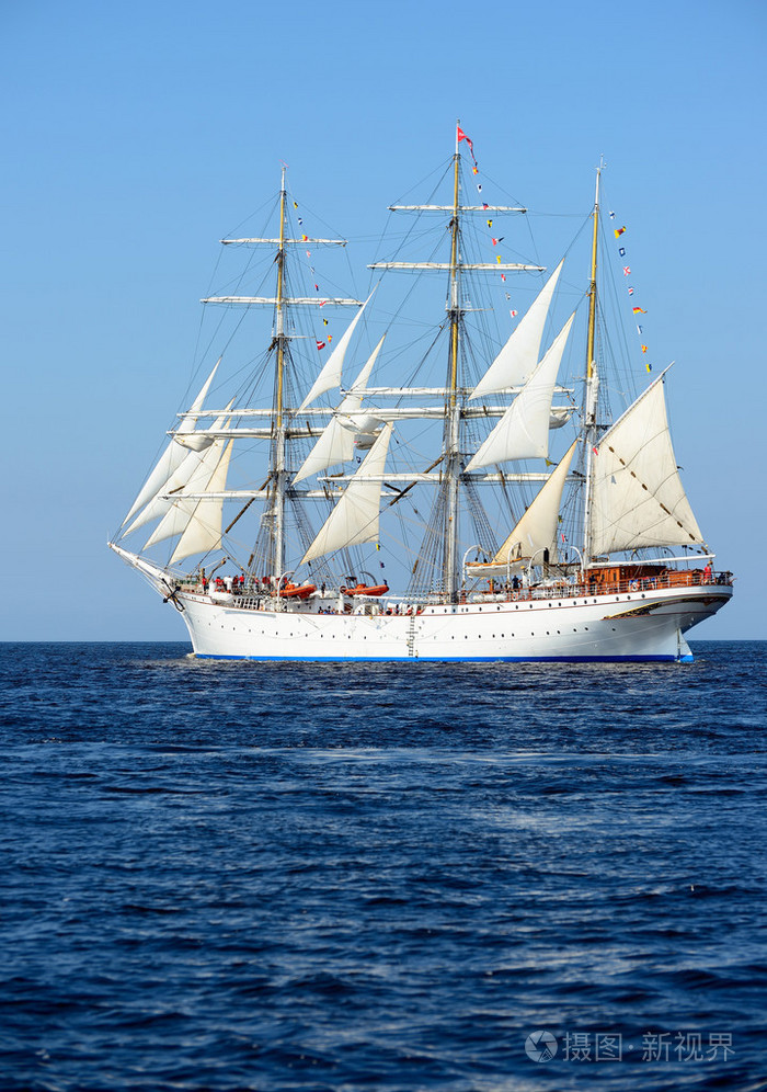 旧历史高船与白色风帆在蓝色的大海照片-正版商用图片1dg1p6-摄图新