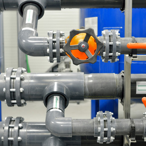 新的塑料管道和多彩设备在工业锅炉室