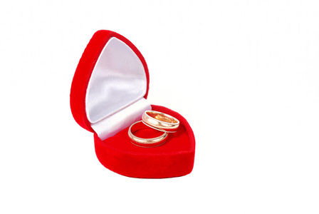 在白色背景上的红色案件的两个结婚戒指。
