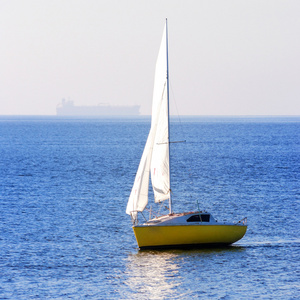 黄色风帆游艇帆船。里加拉脱维亚