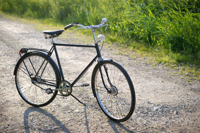 在农村地区道路上荷兰的老复古自行车