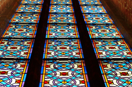 在旧的哥特式教堂的彩色玻璃窗