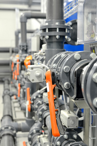 新的塑料管道和多彩设备在工业锅炉室