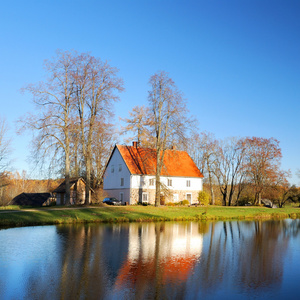 在秋天的湖岸的房子。拉脱维亚锡古尔达