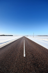 经典冬季现场的农村地区的公路