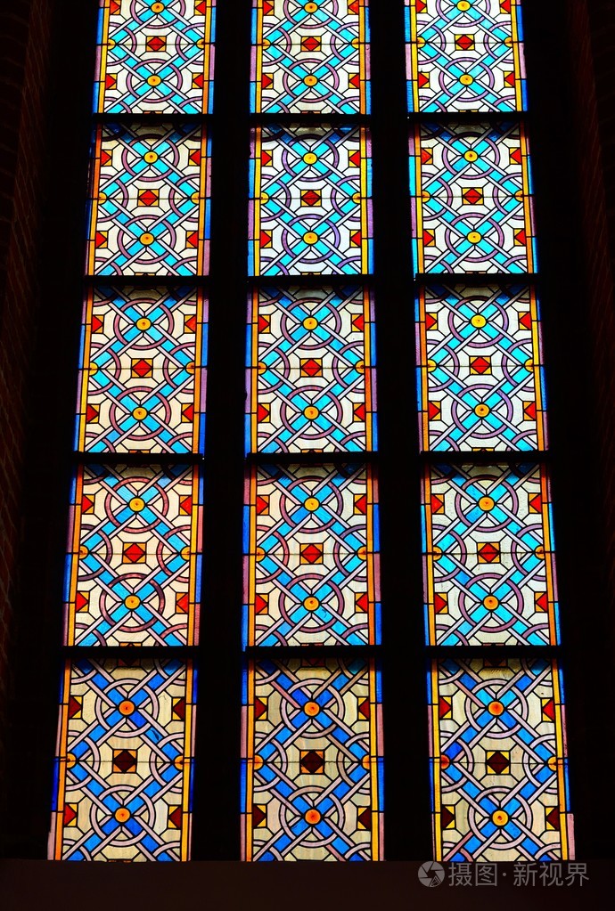 在旧的哥特式教堂的彩色玻璃窗