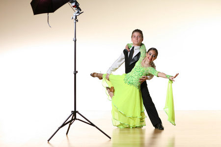 男孩和女孩在舞厅舞蹈姿势图片