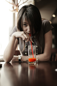 黑发女孩喝红汁图片