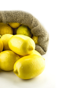 黄色成熟柠檬