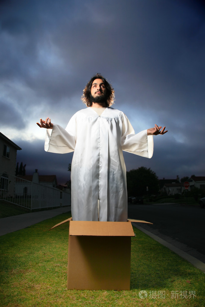 耶稣站在框中以举手