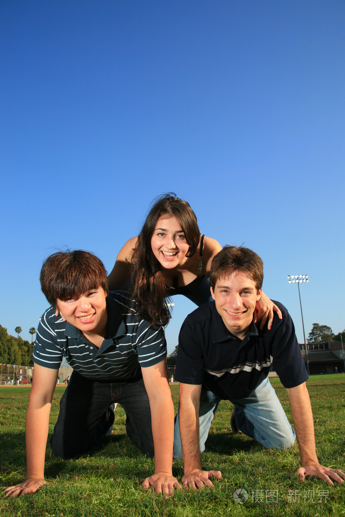 做金字塔在体育场上的三个朋友